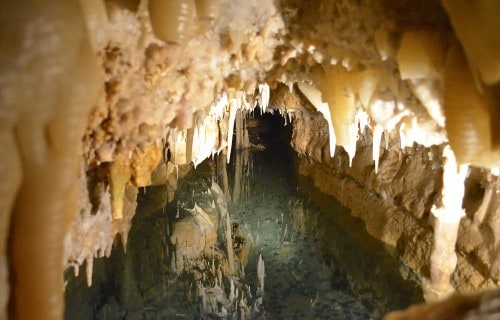 Crystal Lake Cave in Dubuque, Iowa: Family Cave Exploring Attraction
